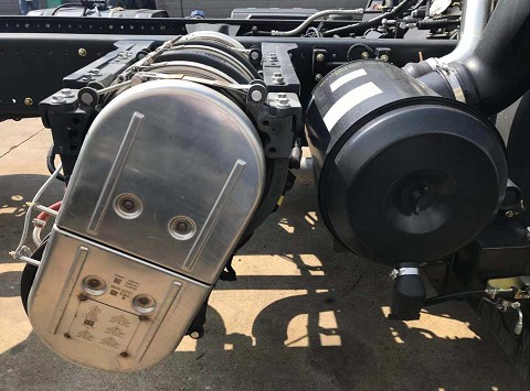 國六東風天錦230馬力灑水車側(cè)掛排氣系統(tǒng)圖片 國六東風天錦230馬力灑水車側(cè)掛排氣系統(tǒng)圖片