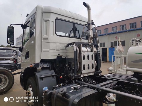 國六東風天錦230馬力灑水車后掛排氣系統(tǒng)圖片 國六東風天錦230馬力灑水車后掛排氣系統(tǒng)圖片