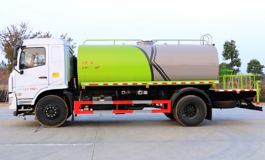 12方灑水車可以裝多少噸水_國六12噸東風(fēng)專用底盤D3L綠化灑水車廠家價格3