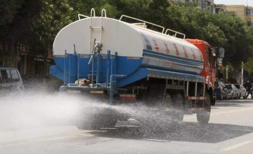 灑水車添加抑塵劑作業(yè),防止路面結冰 灑水車添加抑塵劑作業(yè),防止路面結冰